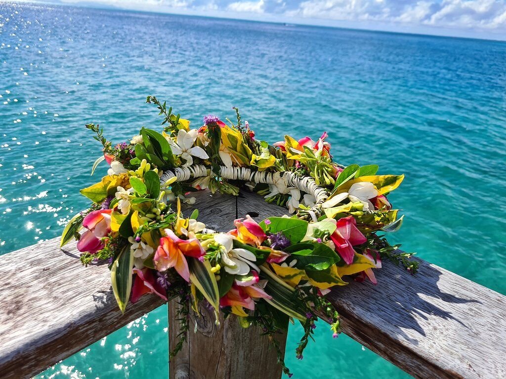 Couronne de fleurs devant le lagon de Huahine