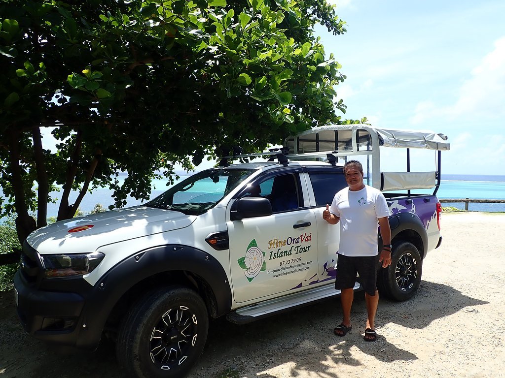 Henri près du 4x4 qui permet de faire les tours de l'île de Huahine